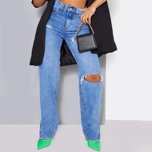 Jeans med slits - Jättesnygga petite jeans med hål och slits nedtill. I storlek 36, använda vid få tillfällen, jättefint skick! Frakt tillkommer 66kr💕