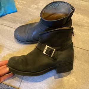 Johnny Bulls - very low boot  - Använda ett tag för några år sedan men är fräscha och redo att användas för en ny ägare! Ganska stor i storlek skulle helt klart passa som en 40. Hör gärna av för fler bilder eller frågor!