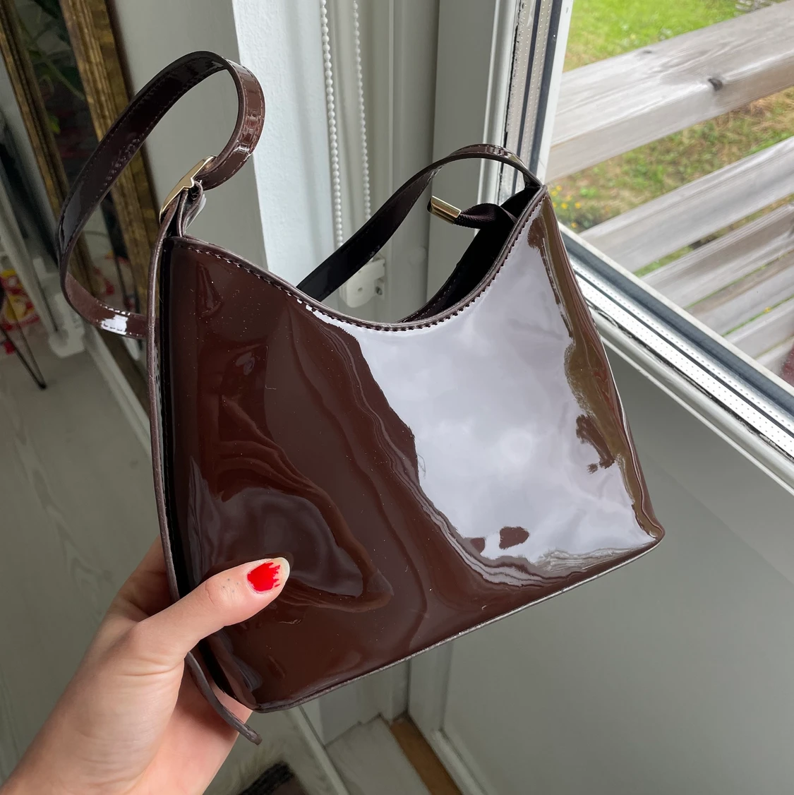 Brun lackad väska