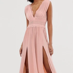 Balklänning - En rosa långklänning perfekt till bal! Från ASOS. Oanvänd. Nyskick!💗 Frakt tillkommer.