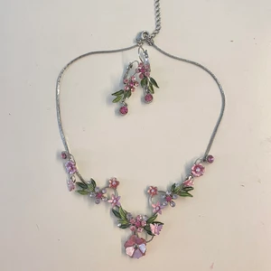 Halsband & örhängen - Endast testade, köpte som set för ca 200kr. Säljer för 80kr, frakt inkluderad.