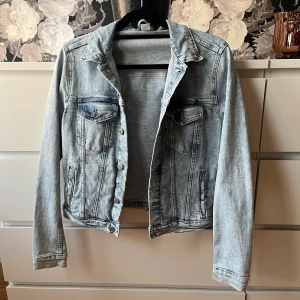 Vintage jeansjacka - Jeansjacka som jag köpte på en secondhandbutik. Inte använt den så mycket, så den är fortfarande i bra skick. Storlek 40/L.