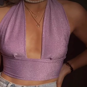 Glittrig topp - Glittrig halterneck topp från dåvarande @stazzi.tops på Instagram! Toppen Har aldrig använts och  är i fint skick🤩 storlek är onesize. Jag har vanligtvis S/M i toppar. (Första bilden är från stazzi.tops)💗 kan mötas upp eller så står köparen för frakt🌸