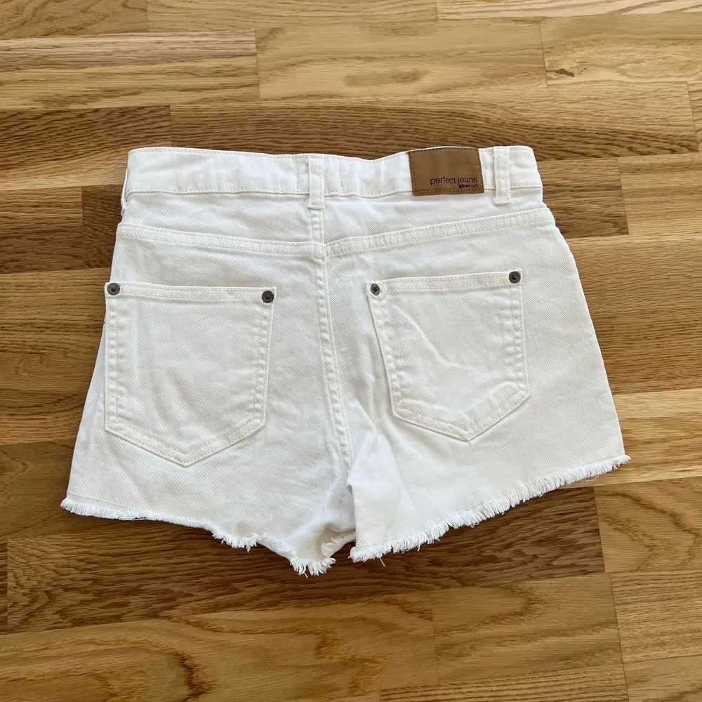 Säljer dessa vita shorts med spets. Shortsen är i nyskick då de knappt blivit använda.  Storlek: 34 Pris: 70kr  Kan mötas upp i Linköping eller skickas med posten men då är det köparen som betalar frakten.. Shorts.