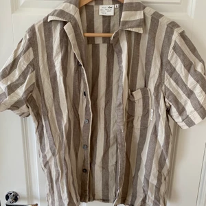 YOKE SKJORTA - Kortärmad skjorta i linne från Yoke, inte använt så mycket, perfekt för sommaren☀️ Nypris: 499kr Storlek: S