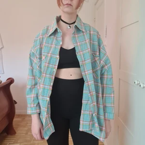 Teal oversized check shirt - Vackra turkosa och rosa färger. Väldigt bred och oversized modell.  Jag är 170cm och 58 kg för referens, storlek S-M.  100% bomull, hållt färgerna och kvallan bra genom många tvättar. :) 