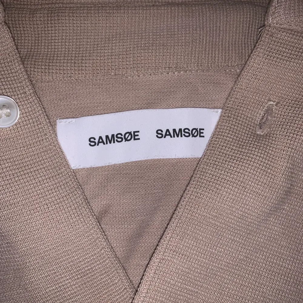 Jag säljer min Samsøe Samsøe overshirt i storlek M Använd vid 2 tillfällen och plagget är i ett mycket bra skick . Övrigt.