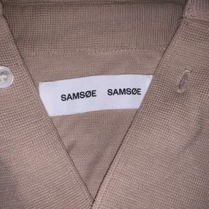 Jag säljer min Samsøe Samsøe overshirt i storlek M Använd vid 2 tillfällen och plagget är i ett mycket bra skick 