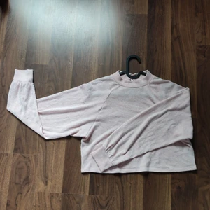 Rosa crop top - Jag säljer den här fina tröjan, som är jättemjuk och skön.💖 Den är helt ny. ✨Köparen står för frakt.✨ 