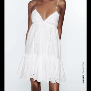 Klänning - Säljer min zara klänning 💞 använd fåtal gånger så den är i välidgt bra skick. Helt slutsåld förut! (Lånad bild från zara, kom privat för mer bilder) 