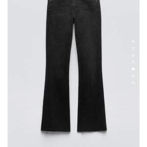 Lågmidjade Zara jeans i nyskick!! Nypris är 399kr! Hör av dig om du är intresserad eller har frågor🥰helt slutsåld på zara