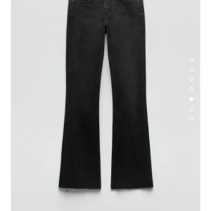 Zara jeans  - Lågmidjade Zara jeans i nyskick!! Nypris är 399kr! Hör av dig om du är intresserad eller har frågor🥰helt slutsåld på zara