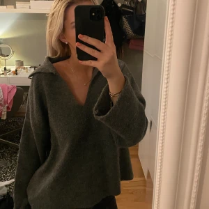 Stickad tröja - Stickad tröja med en urringning från Vera Moda!  Köp direkt för 400👍🏻👍🏻