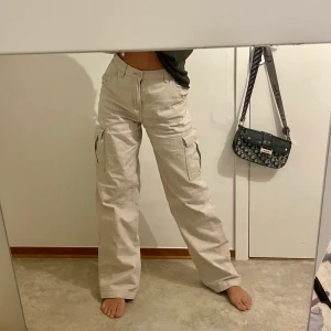 Cargo byxor  - Säljer dessa jätte fina cargo byxorna i beige!🫶🏼