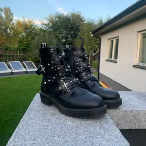 Boots med nitar från Bullboxer i storlek 41. Köpta på Zalando för 739kr. Snålt använda. 