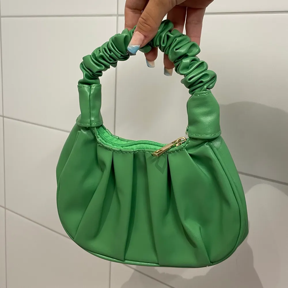 Denna super söta gröna väska som dessvärre inte kommer till användning!💚. Väskor.