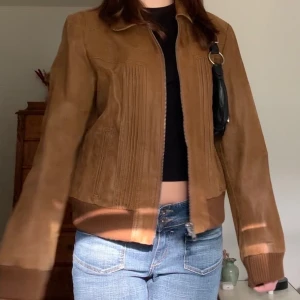 Brun skinnjacka - 💕 KLICKA INTE på köp nu, kontakta mig vid intresse! 💕 Snygg oversized skinnjacka i bombermodell, från märket NowOn! Är i stl 44 och sitter bra på mig som brukar ha XS/S