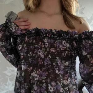 Offshoulder tröja strl s - Luftig och ganska genomskinlig offshoulder tröja! 🌸