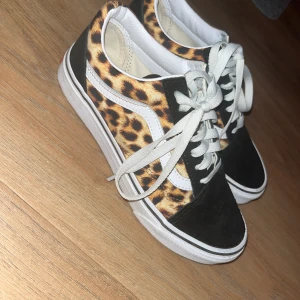 Vans skor - Leopardmönstrade vans skor i storlek 36. Använda 2 gånger så i nyskick, syns knappt att dom är använda🌸 Inköpta för 899kr på vans.se
