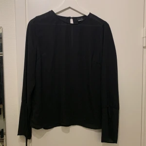 Svart blus - En fin blus i tunnt material 