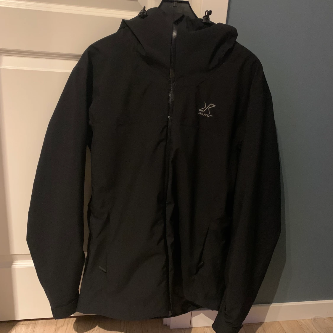 Revolution race jacka 