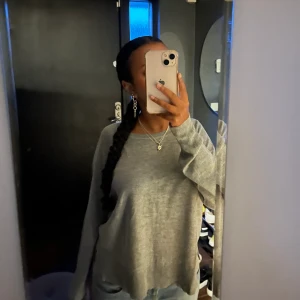 Zara tröja - Säljer denna tröja från zara! Köpt för ett år sen men endast använd en gång💘