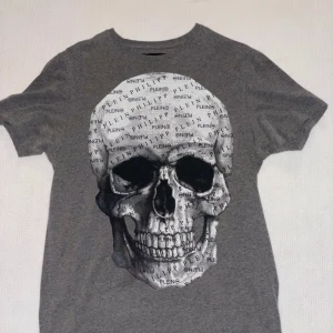 Phillip plein t shirt - Skicka 9/10 säljs pga att den inte används längre, köpt på NK i Stockholm. Ny pris 3599, passar allt från small till large