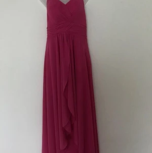 Rosa Dam Klänning  - Stlk M  Mått bröst 84:00cm , midja 74.00cm klänning lång 165.00 cm  Storlek kan justera, hsl/krag lång kan justeras 