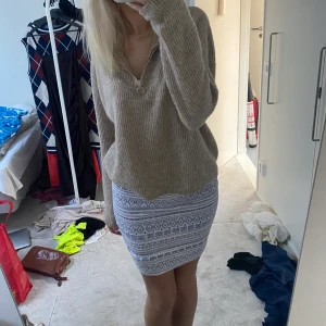 Kjol - Säljer denna as snygga kjol då den aldrig kommer till andväning, sitter tajt men är i ett väldigt utöjning material. Kanske är lite fel årstid men så snygg till sommaren! 💗