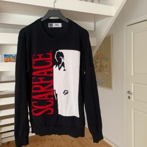 Scarface Sweatshirt - Ovanlig stickad scarface tröja som är helt slutsåld. Storlek S. Bra skick använd ett par gånger. 