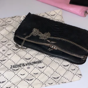 Zadig - Säljer en zadig väska som är svart - du får bara med bandet som är med på bilden och inget annat. Den är köpt i Danmark för ca 2 år sen och helt okej använd. Custom made svart💕💕