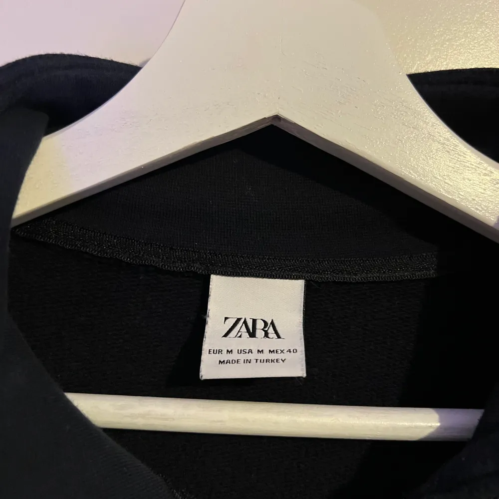 Säljer en half zip hoodie från zara i storlek M.   Fint skick.   Säljes på grund av att den är för stor. Nypris 359kr. Finns i Sollentuna men kan skickas mot fraktkostnad. . Tröjor & Koftor.