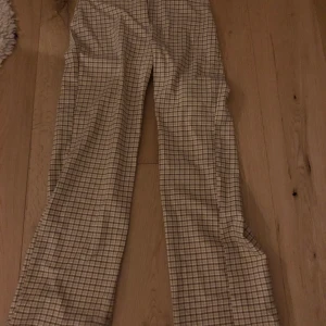 Monki kostymbyxor  - Rutiga kostymbyxor från monki. Supersnygga och sköna men säljes då de inte kommit till användning. Om någon vill ha bild på osv, skriv! Nypriset var 350 kr och har använt 3-4 gånger.  Mitt pris: 100 kr (kan tänka mig att sänka)💗💗