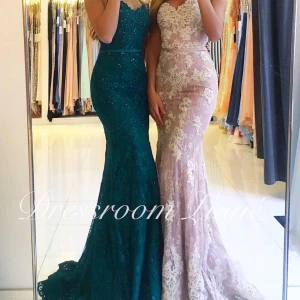 Klänning  - Hej, säljer denna gröna klänningen i storlek 44, köpt från dressroom och använt den i två timmar har tvättat den i kemtvätt. Köpte den för ungefär 5500kr. Säljer för 3500kr pris kan diskuteras vid snabbaffär💞 kan mötas upp samt fraktas 🥰