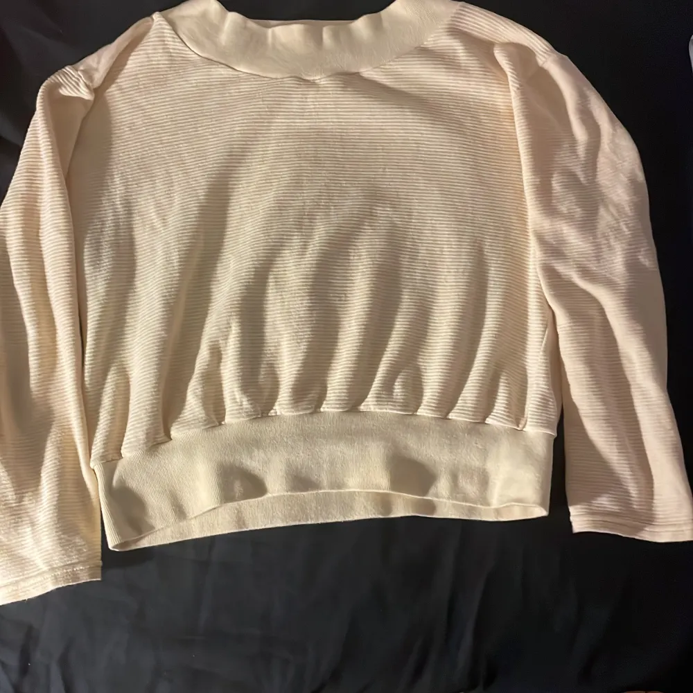 Min mammas gamla tröja vet inte ens om butiken finns längre men väldigt skönt material och står att den är en large men den passar dig som är xs/s färgen är en blandning mellan créme vit och beige . Tröjor & Koftor.