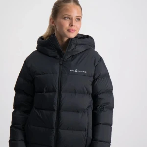 Sailracing jacka, Cloud down hood - Svart sailracing jacka storlek 176. Nypriset är 2 699kr.  Aldrig använd, säljes då jag insett att den är för lång.  Kan även byta mot en i en storlek 160, 170, eller S. Den behöver ej vara i samma skick som denna jacka.  Även andra märken är av intresse!