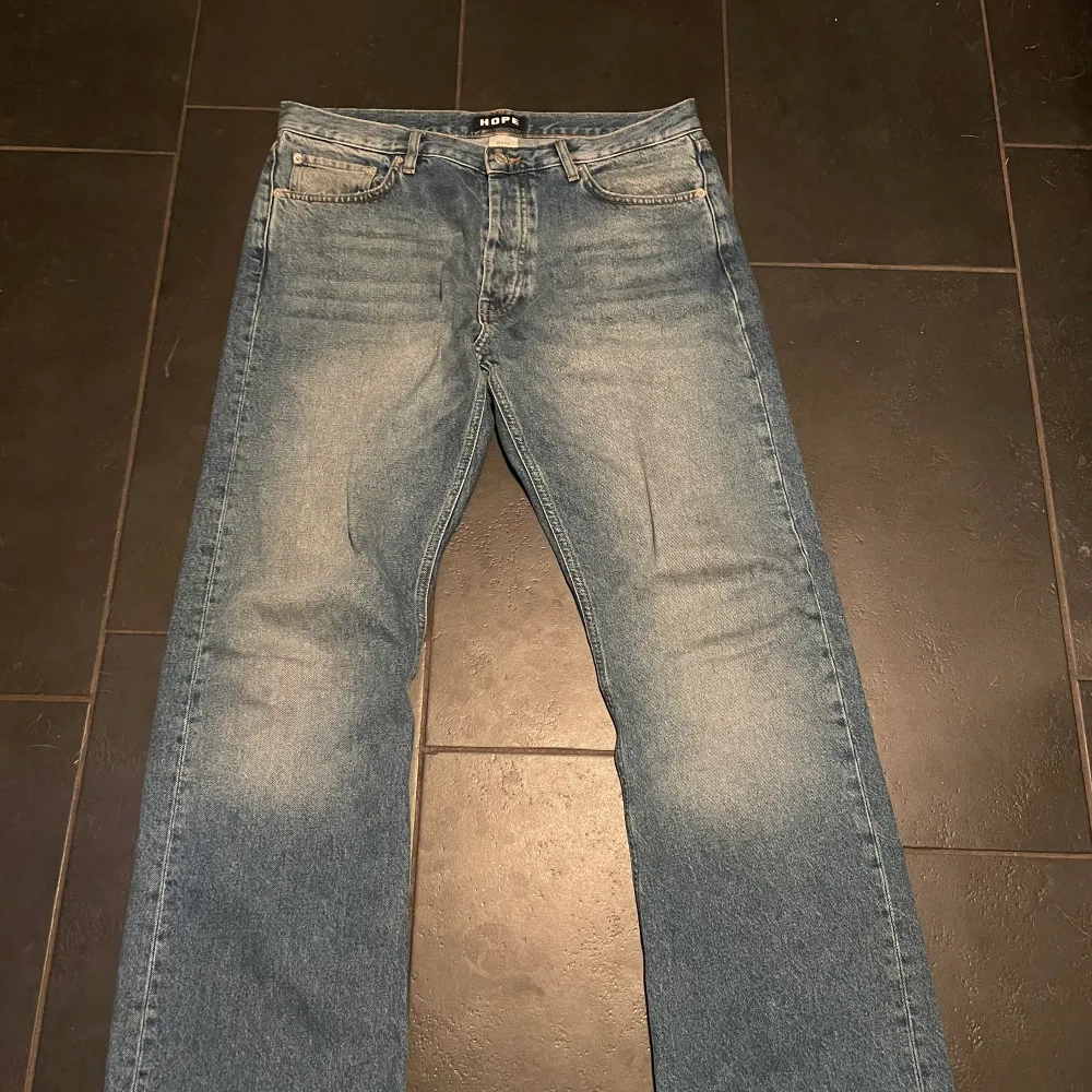 Blå rush jeans i storlek 33 använd fåtal gånger så gott som nya. Jeans & Byxor.