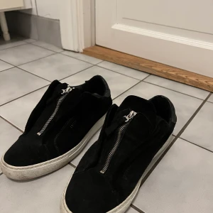 Arigato Clean 90 zip  - Säljer mina arigato clean zip stl 42 då dom var förstora för mig. Hämtas i Umeå eller frakt funkar// Alexander 