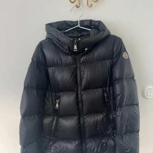  moncler jacka - Säljer nu denna as snygga moncler jackan! Den är köpt i vintras och bara använd någon månad så den är i jätte bra sick och syns inte alls tecken på användning. Hör gärna av dig om du vill ha fler bilder eller frågor, försöker svara så fort ja kan💓