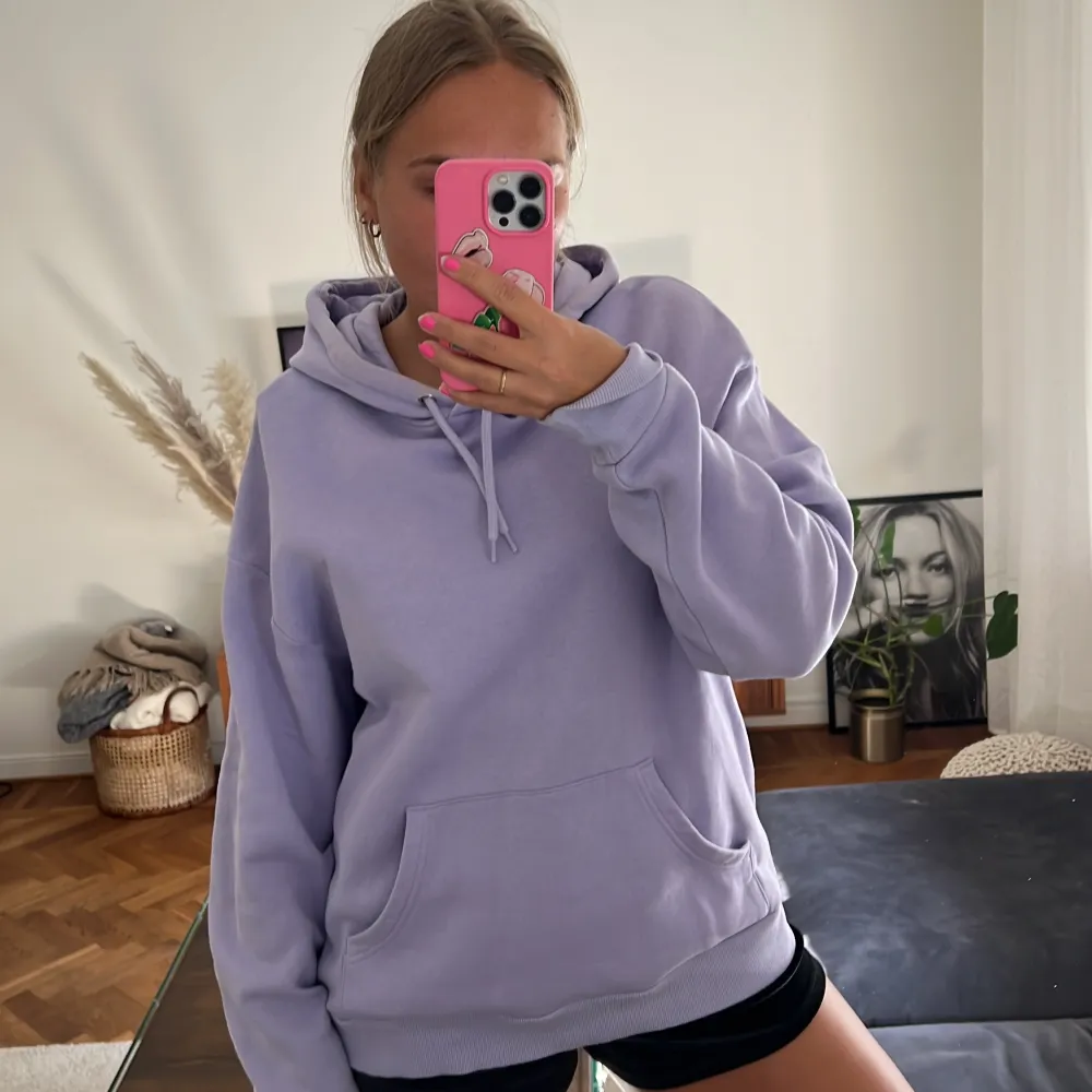 En lila hoodie i en oversized modell från Monki! Endast använd 1 gång men den har blivit lite blekt vid halsen, (skriv för närmre bild) men syns inte tydligt och är jättefin i övrigt! Strl M 💜. Hoodies.