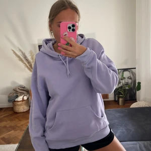Lila hoodie från Monki  - En lila hoodie i en oversized modell från Monki! Endast använd 1 gång men den har blivit lite blekt vid halsen, (skriv för närmre bild) men syns inte tydligt och är jättefin i övrigt! Strl M 💜
