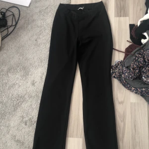 Byxor - Helt oanvända byxor från Nelly, strl M 💕formad som ett V vid magen 