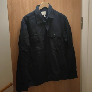 Svart skjorta s - Svart skjorta i storlek s Nästan i ny skick