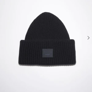 Acne mössa - Intressekoll på min svarta mössa ifrån Acne Studios. Sparsamt använd, inga slitage. Har tyvärr inte kvar kvittot men den är köpt i Acnes butik i Sthlm. Vid flera intresserade kommer en budgivning startas. Frakt tillkommer! Skriv vid intresse/frågor🫶🏼