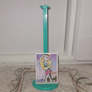 Monster high docka standee - Monster high dockhållare, har inte kvar dockan men har kvar en bild och hållaren! Frakt 13kr🦄💕