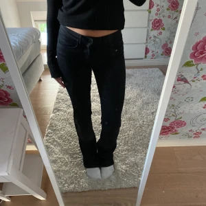 Lågmidjade bootcut jeans  - Säljer dessa superfina lågmidjade bootcut jeans som är i superfint skick! Storlek 36 men är väldigt stretchiga☺️🙏