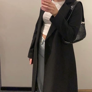 Svart kappa - Svart kappa ifrån bikbok i storlek xs, säljer den då jag har flera andra kappor. Sparsamt använd så i gott skick 💘 köptes för ca900 pris, 250+ca80kr frakt💘