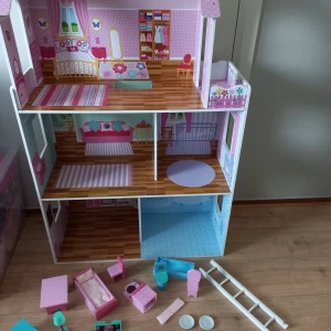 Stort Dockhus - Stort dockhus i bra skick med tillbehör.