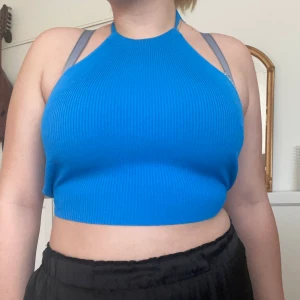 Topp från zara  -  säljer denna jättefina blå tröja som tyvärr inte är min stil längre använd en gång. köparen står för frakt