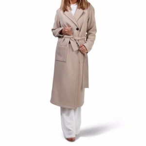 Kappa Sanne Alexandra - Beige kappa från Sanne Alexandra i storlek xs. Säljes i använt skick, nopprig, tråddragningar och lite smuts på vissa ställen (ej testat att behandla) därav priset.